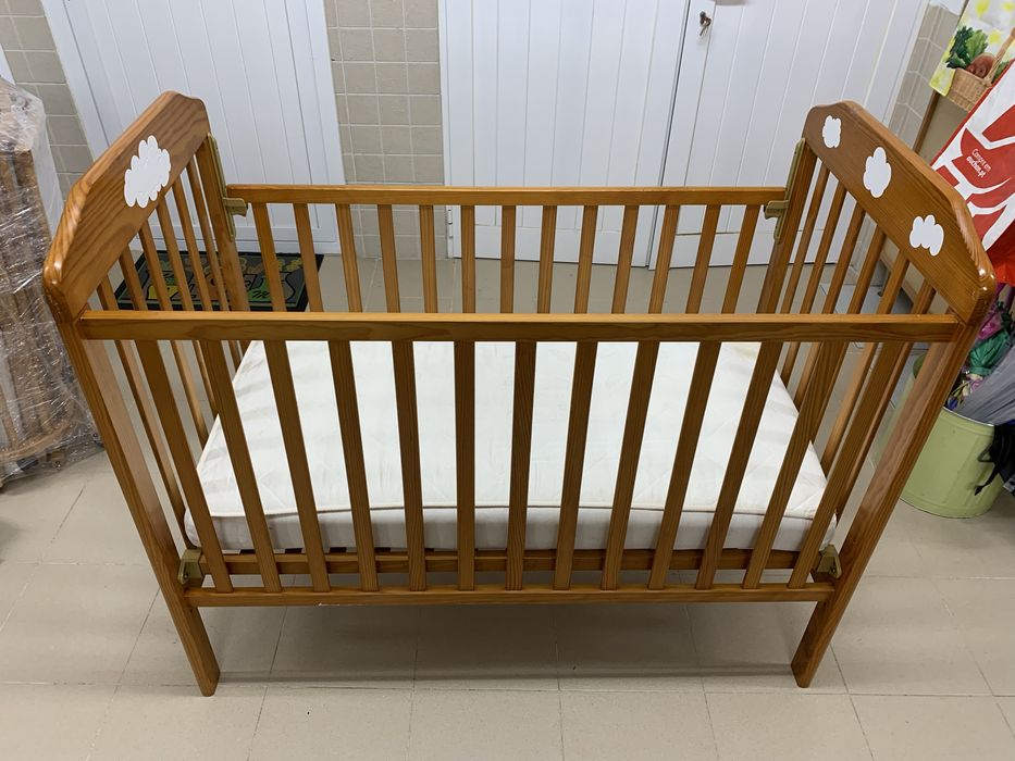 Berço em madeira maciça com grade que sobe e desce.