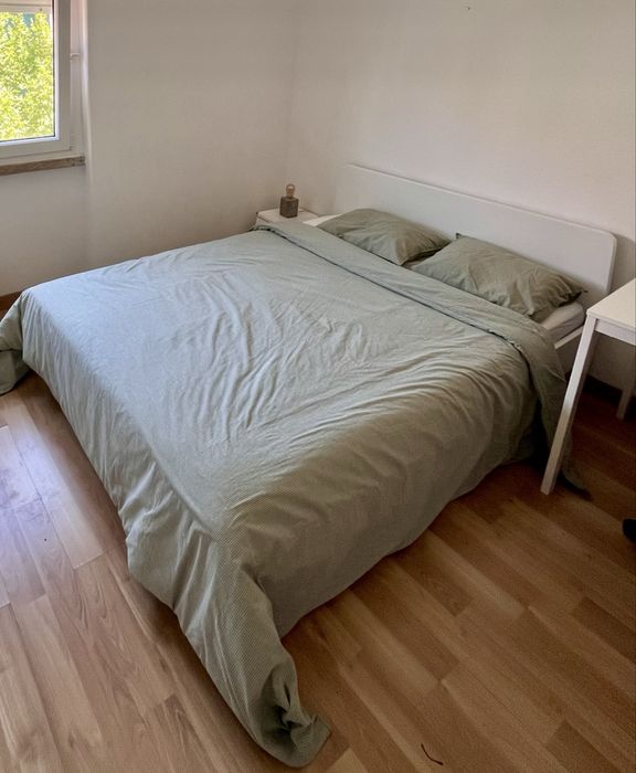 Cama branca Ikea - conjunto completo (cama, estrado e colchao).