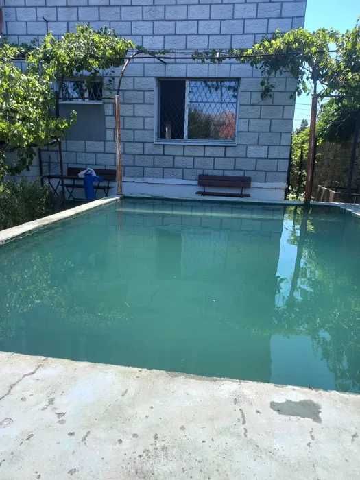 (13)Продам просторий 2-поверховий будинок в центрі с. Молодіжне.