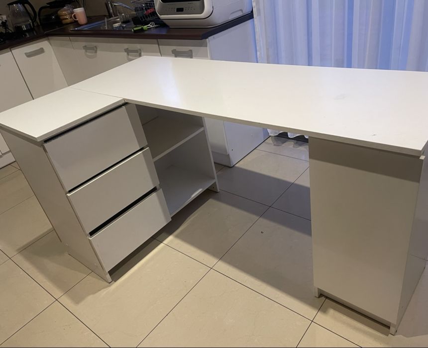 Narożne białe biórko