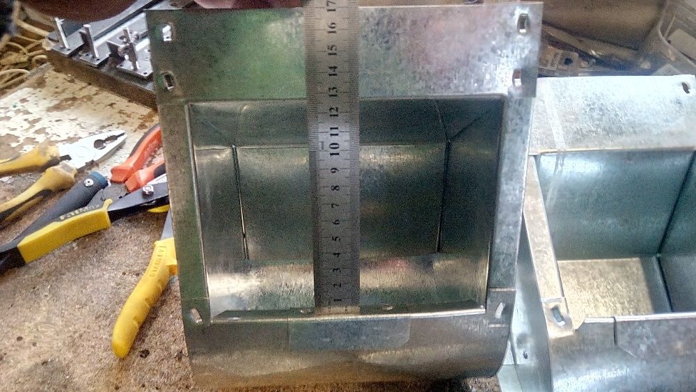 БК-16 "Богатир" Кормушка бункерна для колів ТМ"УніКрол"