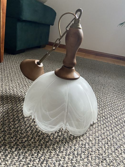 Lampa, klosz wisząca. Drewno. Mleczne szklo.