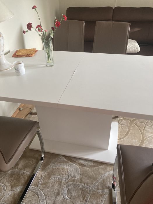 Duży , biały stół rozkładany . . Zapraszam do zakupu.. .