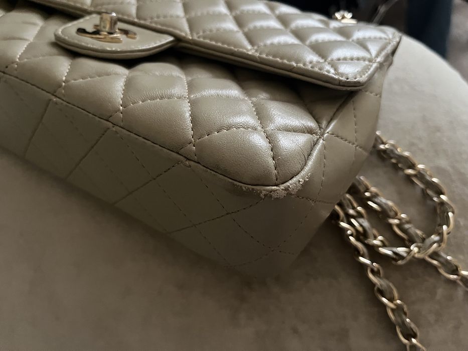 сумка сіро-бежевого кольору Chanel