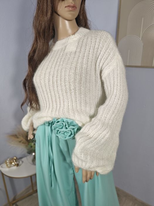 Sweter z włoskiem  ecru off white oversize rękaw dzwonek  one size