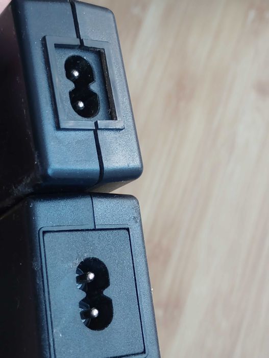 2 адаптери живлення для планшетiв 9.3V/4A та 8V/3.6A