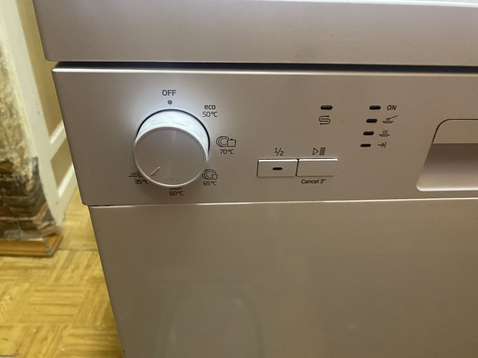 посудомийна машина Beko DFN05211W (60 см)