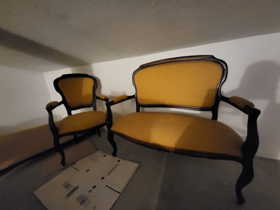 Conjunto de poltrona e cadeiras classicas