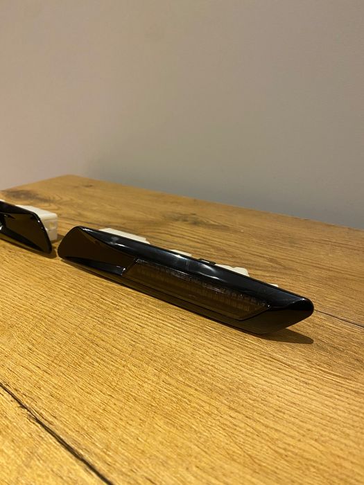 Kierunkowskazy czarne ledowe w błotnik  (dynamiczne). BMW 5 F10, F11