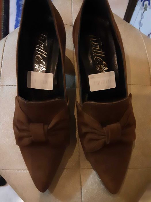 Sapatos camurça castanhos