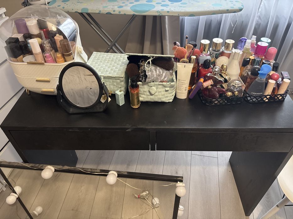 Toaletka z lustrem , lampkami i krzeslem