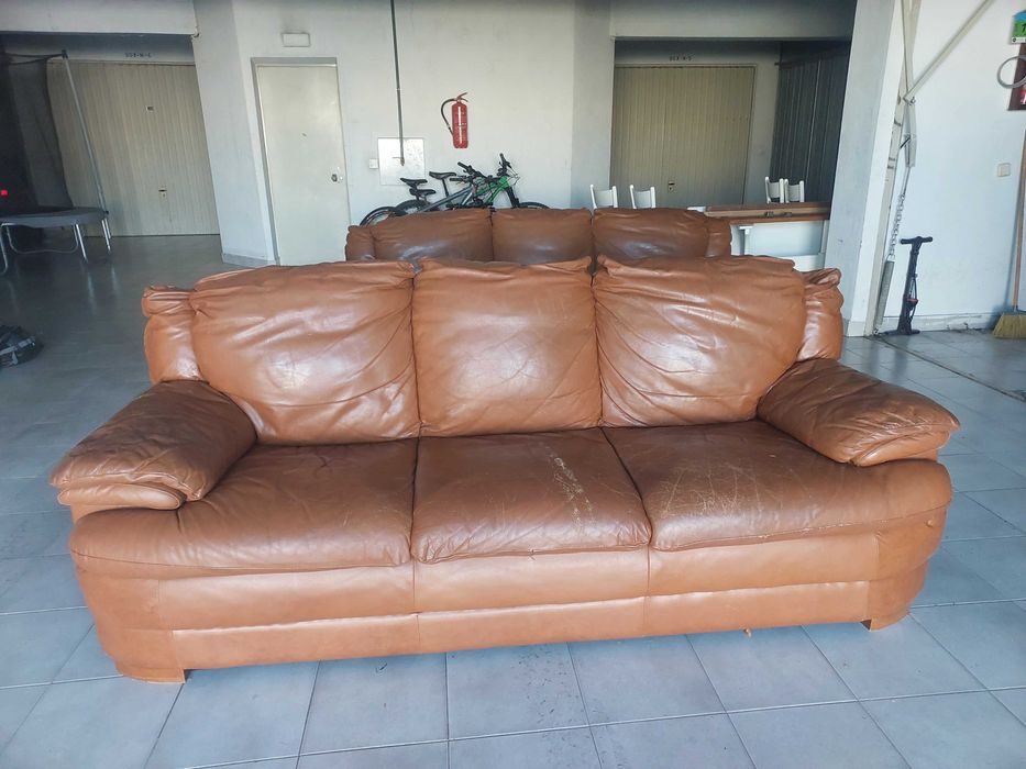 Sofás em pele 3 lugares cada