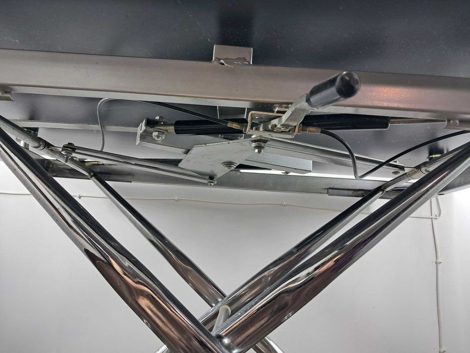 Stół z czarnym szklanym blatem, regulowana wysokość