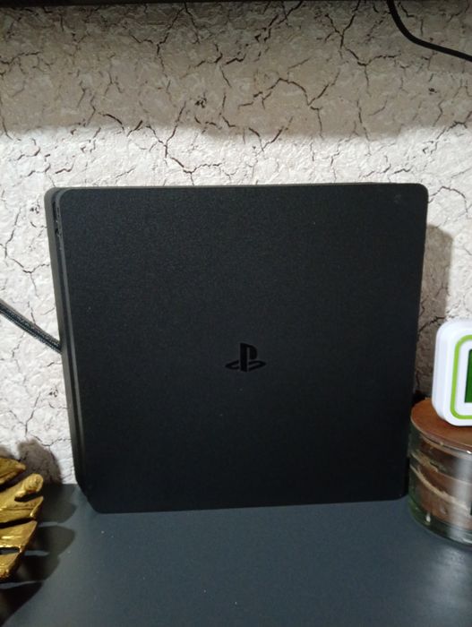 Продам игровую приставку ps4  полностью исправна возможна доставка
