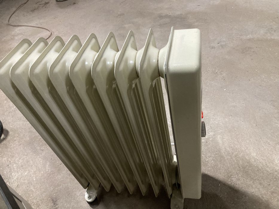 Aquecedor elétrico  em bom estado de funcionamento