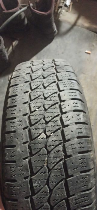 Продаю Срочно !!Не дорого пару шин и запаску стояли на Т4 бусе