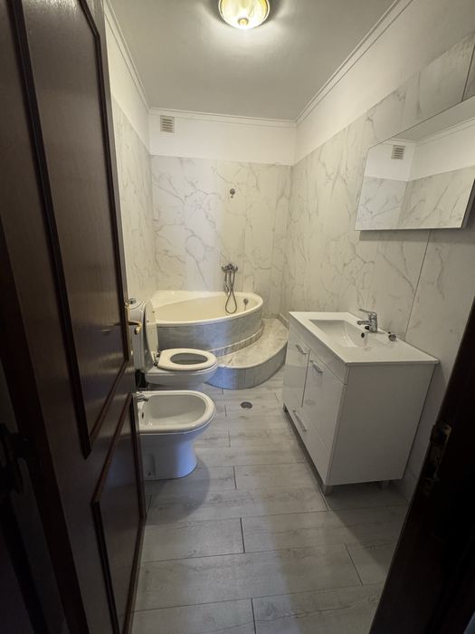 Arrenda se V5 com quintal