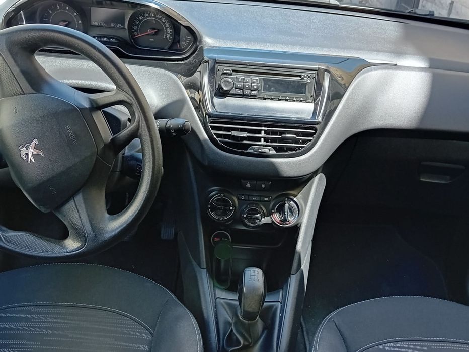 Peugeot 208 1.0 12/2012