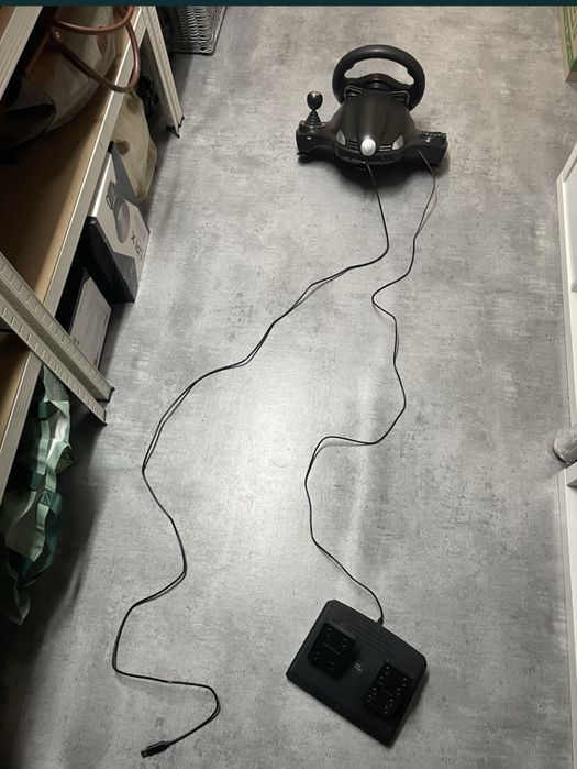 Kierownica z skrzynia biegów i pedałami na ps4