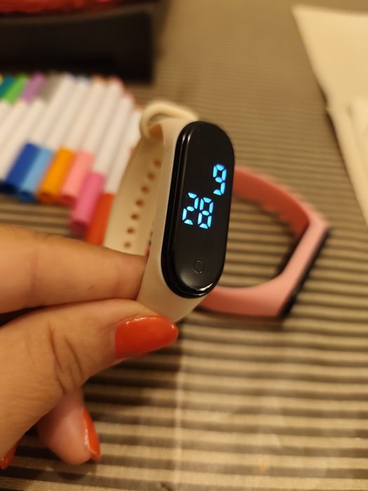 Pulseira desportiva com ecrã tátil LED.