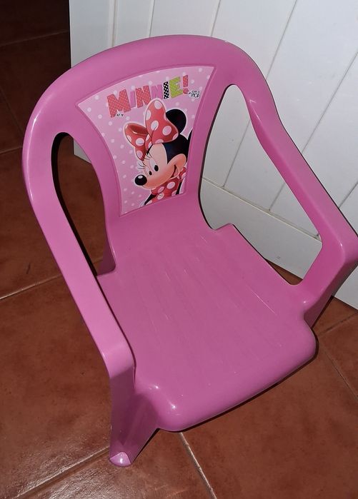 Cadeira para criança da Minnie  em plastico rosa