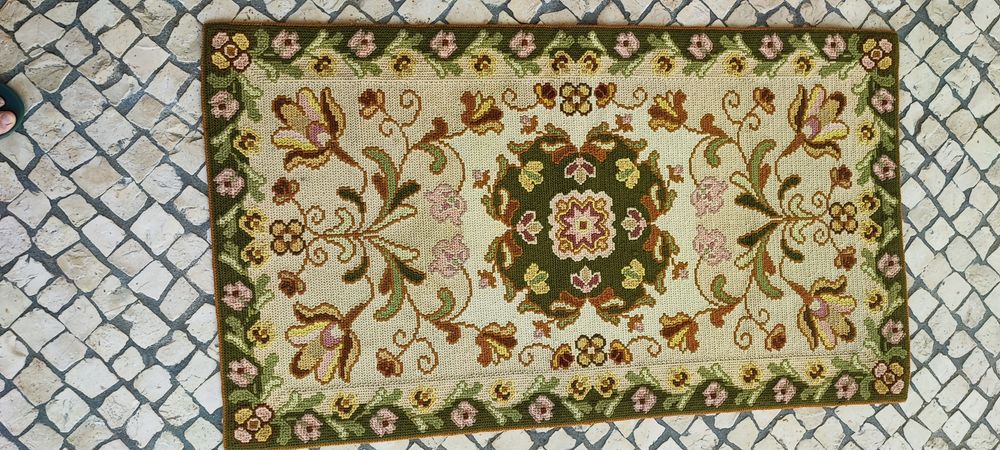 Dois tapetes Arraiolos usados mas em bom estado.