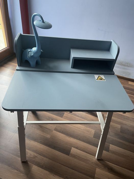Niebieskie biurko Ikea Piplarka