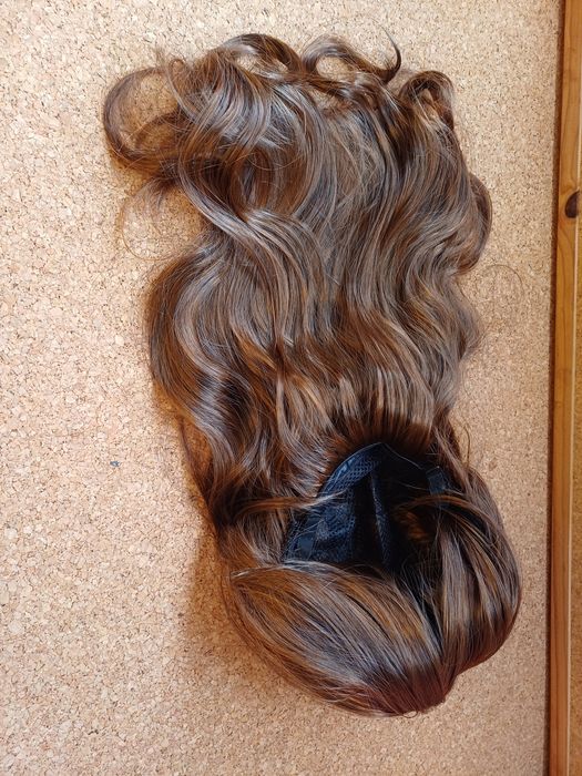 Peruca encaracolada longa com franja.
Nova.