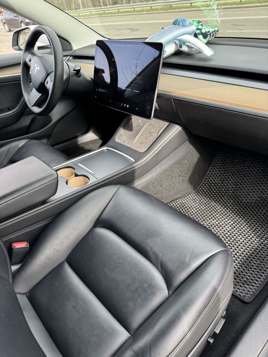 Продам авто Tesla model 3