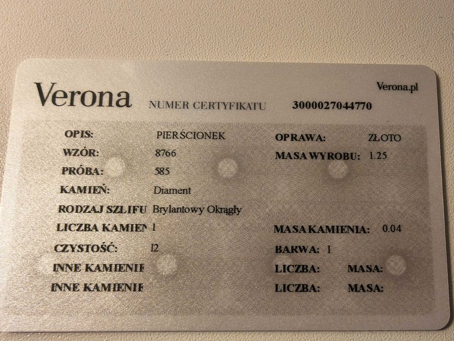 Złoty pierścionek z diamentem