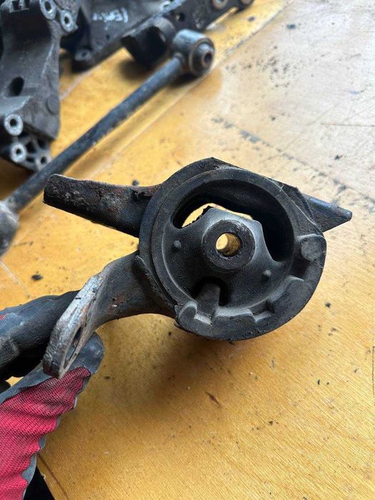 Подушка опора двигателя Мазда 6 gg