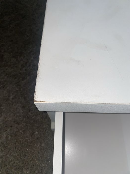 Movel branco de chão