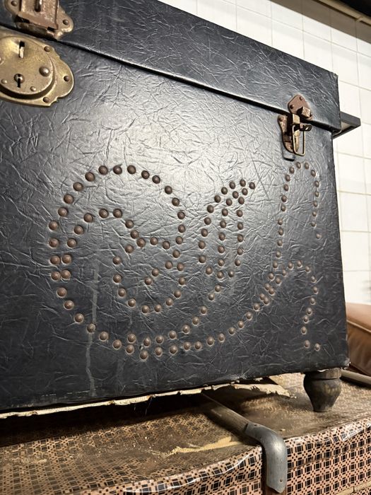 Baú vintage antigo decorativo em madeira e metal – 30€