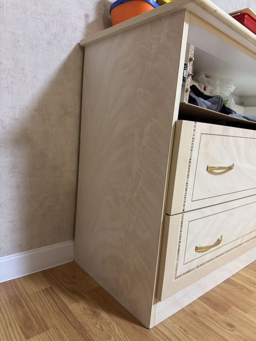 Комод и зеркало, мебель в спальню