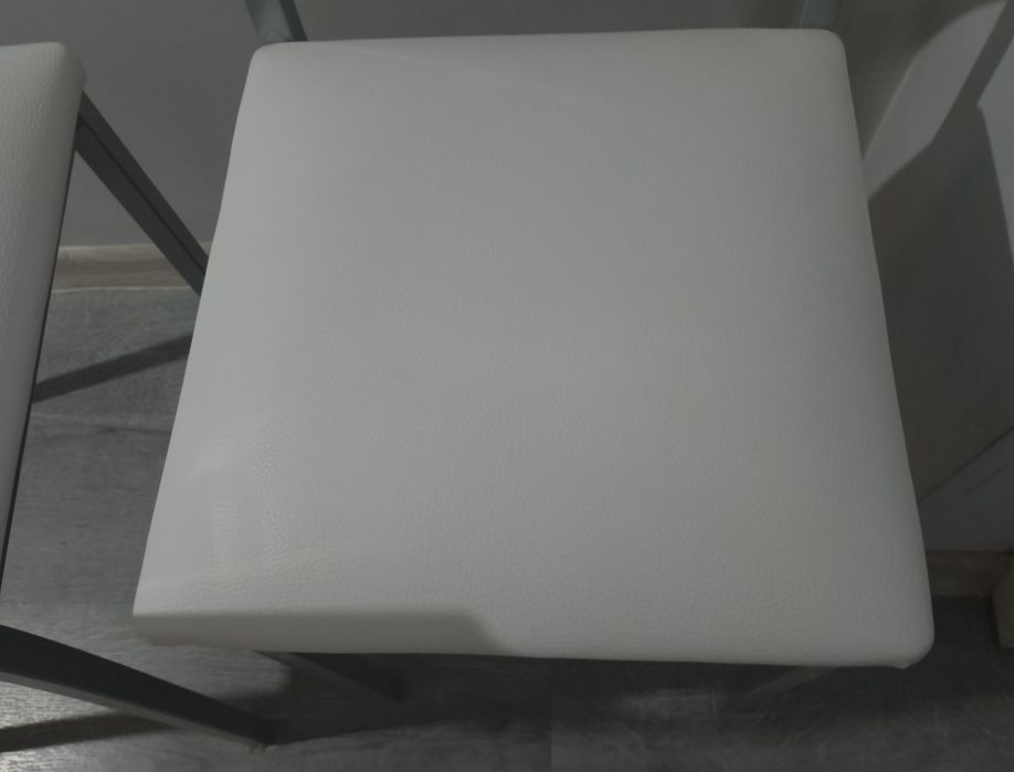 2 hokery krzesła srebrne siedzisko ekoskóra