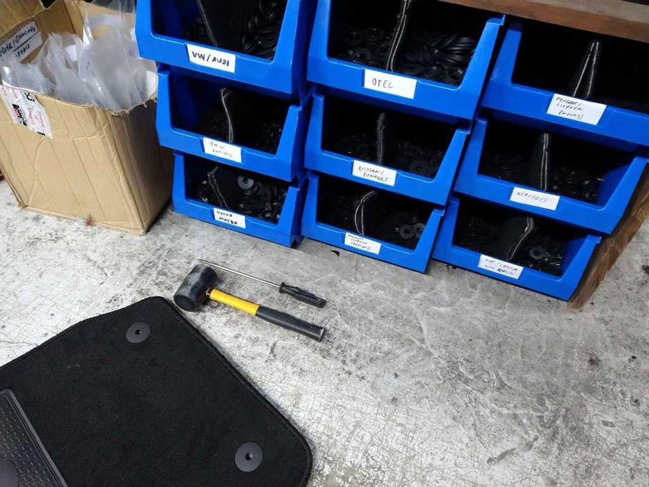 Encaixes / Fixadores / Molas - Para Tapetes Automóvel