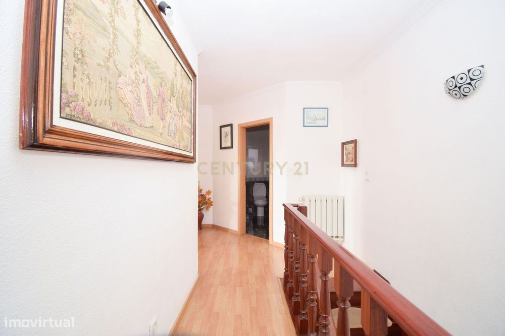 T3 Duplex 116m no Carregado em urbanização tranquila com acesso direto