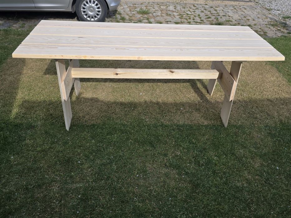 Stół ogrodowy z litego drewna – solidny i stylowy