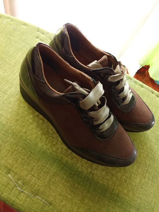Sapatos castanhos com Cunha. 40