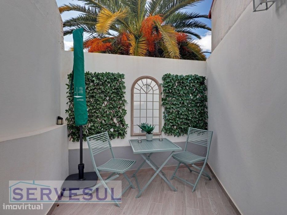 Charmosa moradia geminada com 1 quarto e terraço, totalmente renova...