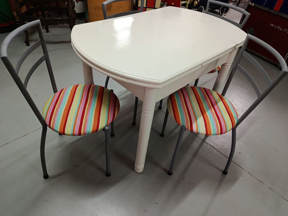Mesa de cozinha e 4 cadeiras