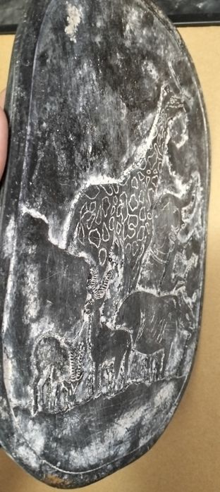 Grande xisto africano antigo com relevos. (ver desconto no texto)