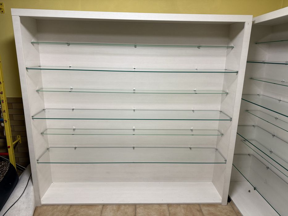 Продаються два стелажі з скляними полицями