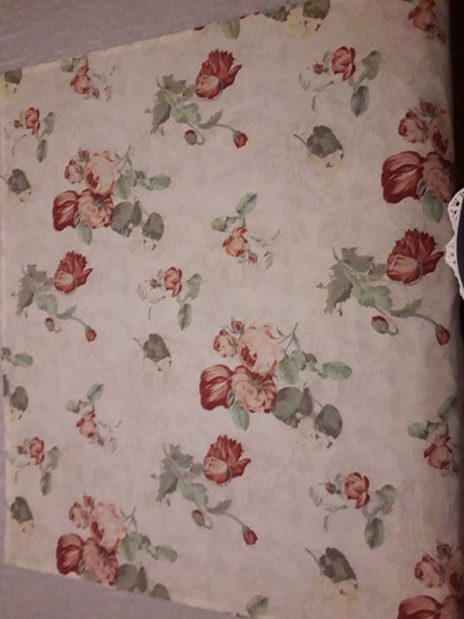 Conjunto creme com flores grandes vermelhas