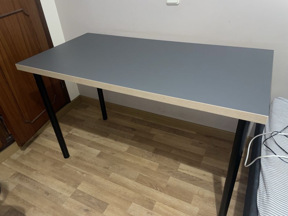 Vende-se mesa secretária, cinz/efeito madeira preto 120x60  e Cadeira giratória, Vissle cinz esc, médio.