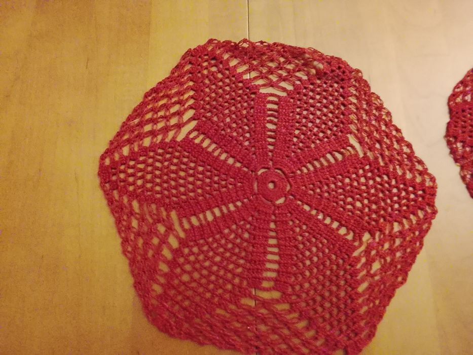 Conjunto de três naperons bordeaux em renda