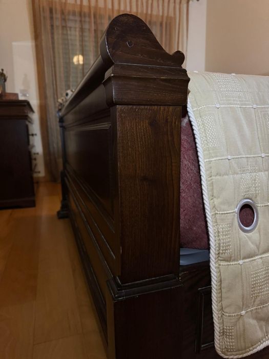 Cama de casal castanho