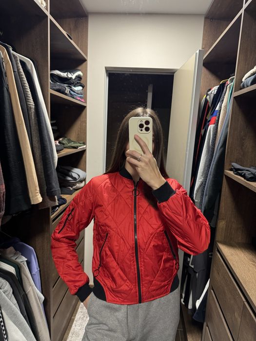 Червона куртка бомбер