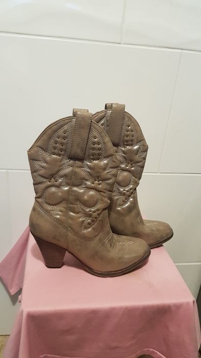 Kowbojki damskie nr.39  firmy Mia lakierowane