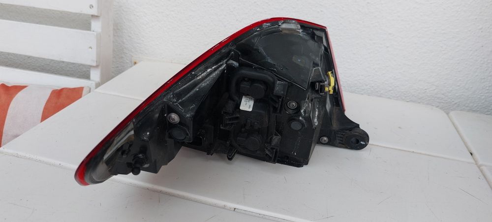Bmw serie 1 f40 farol traseiro direito com defeito